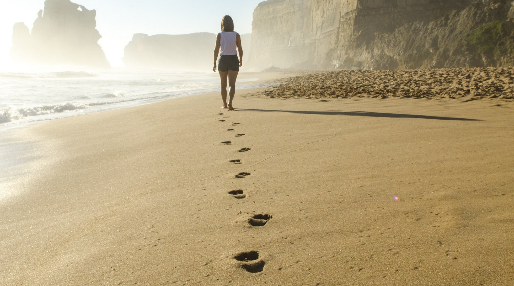 woman-walking-in-beach-509127-resize_edi